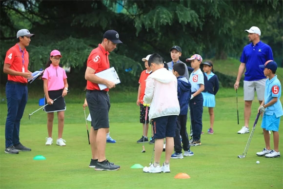 MGS青少年高尔夫系列赛是专为麦高体育旗下迈克国际高尔夫学院众多青少年学员而设立的赛事,主要面对6-17岁青少年选手,赛事针对不同水平阶段选手的需求,结合迈克国际高尔夫学院专业的教学评估,本着以赛代训的初衷面向广大青少年选手。 MGS青少年高尔夫系列赛设计了9洞团队体验赛和18洞个人比杆赛两种赛制风格,分阶段,多赛制的比赛模式,不仅圆了广大初级青少年选手的比赛梦,同时也源源不断的为选手们提供一个提升和检验自身学习成果,积累更多赛事经验的广阔平台,无论你是处于哪一阶段的选手,在这里您可以体验到从最初的体验